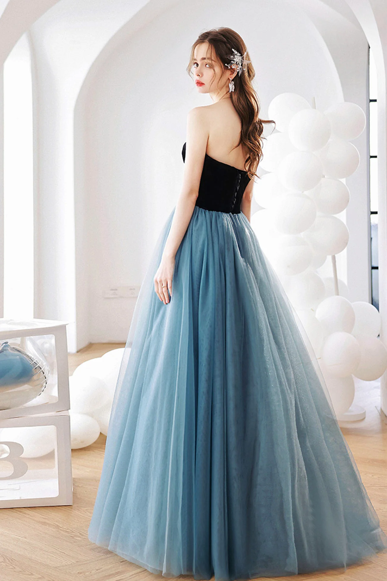 Langes A-Linien-Ballkleid aus blauem Tüll, schönes trägerloses Abendkleid nv882