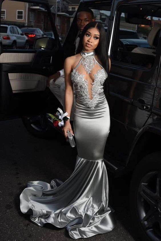 Silbernes Meerjungfrau-Neckholder-Trompeten-Abendkleid mit Satin-Applikation, langes formelles Ballkleid, Meerjungfrau-Ballkleid nv871
