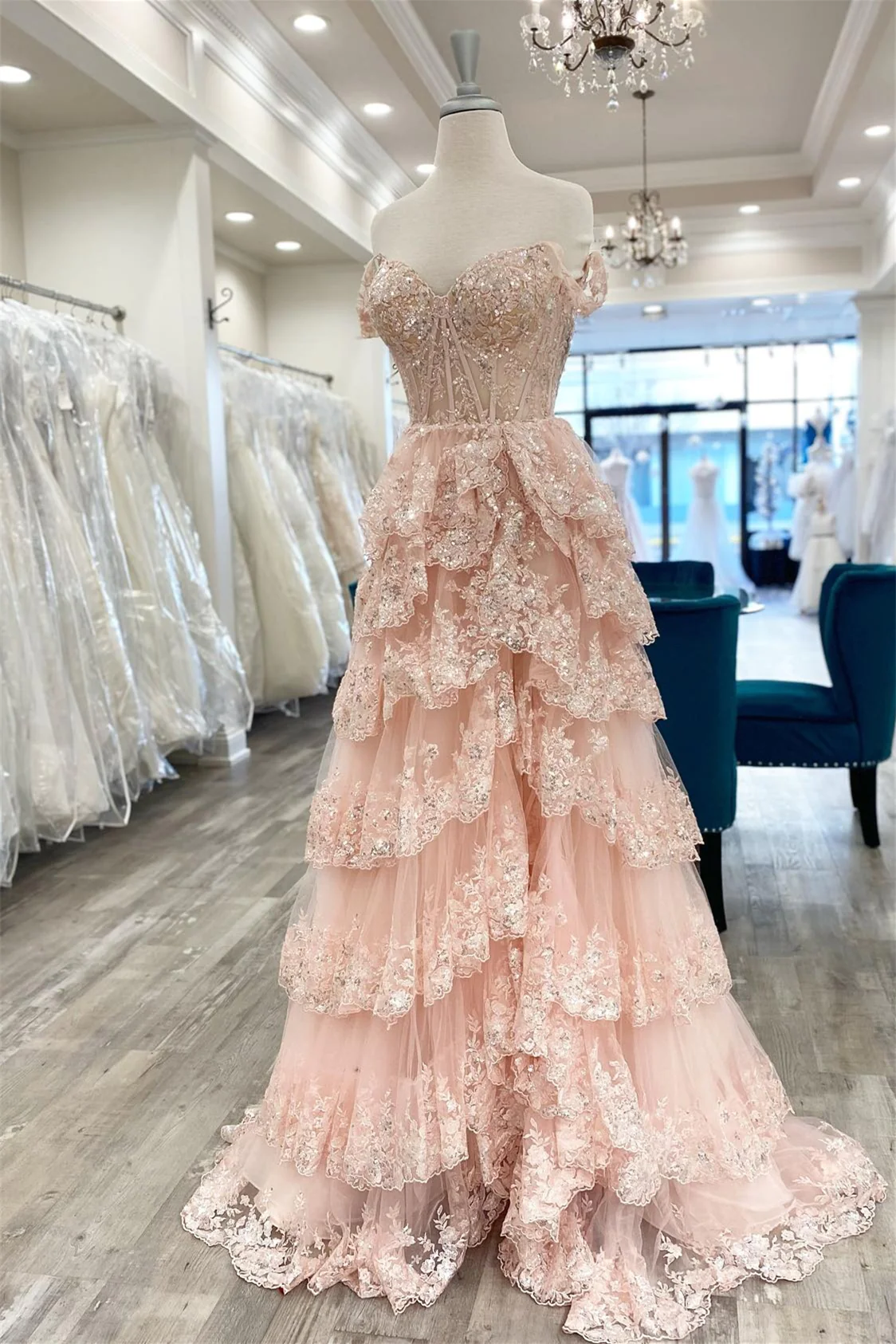 Robe de bal longue bleu clair en dentelle avec décolleté en cœur et fente nv857