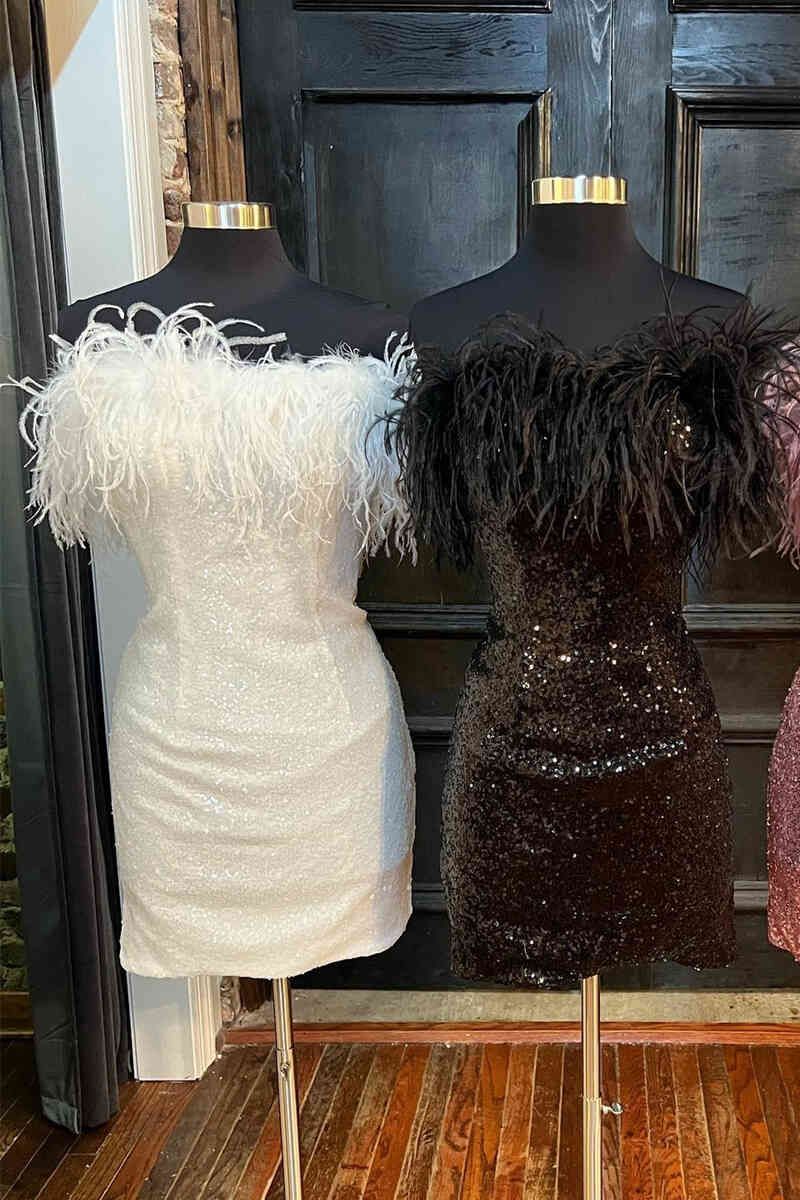 Trägerloses, enges lila Homecoming-Kleid mit Federn nv913