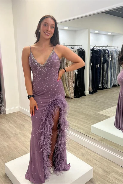 Robe de soirée longue violette magnifique et exquise, col en V, bretelles spaghetti, sans manches, fente, plumes nv804