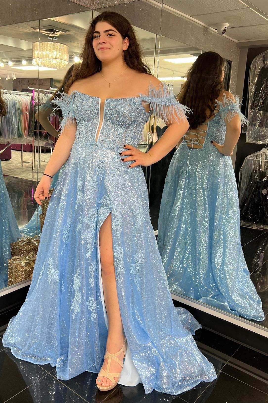 Schulterfreies, blaues A-Linien-Ballkleid mit Pailletten und Federn und Schlitz nv794