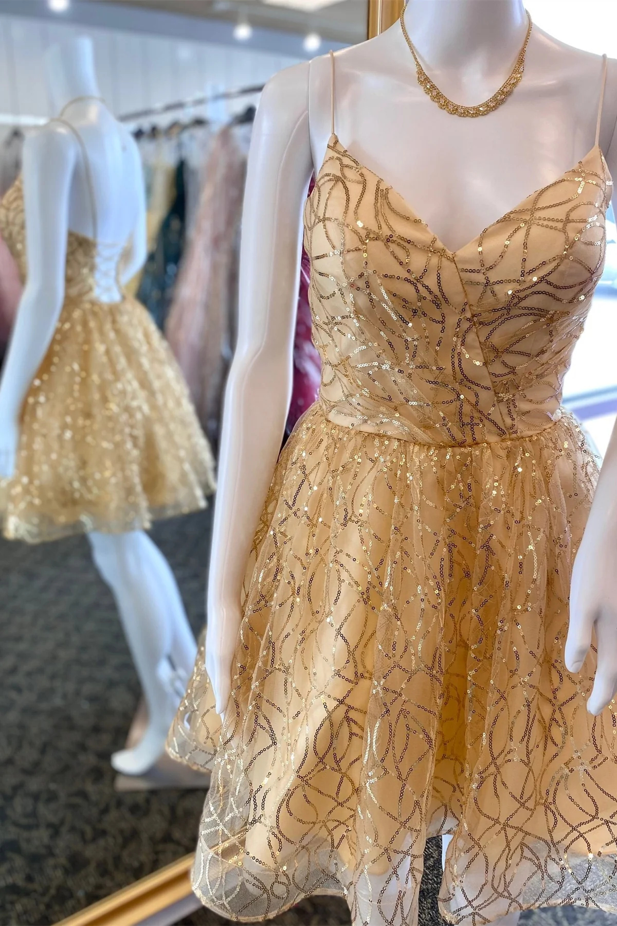 Glitzerndes, lavendelfarbenes A-Linien-Mini-Homecoming-Kleid mit Schnürung, nv801