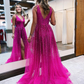 Perlenbesetztes Ballkleid aus fuchsiafarbenem, plissiertem Tüll mit V-Ausschnitt und Seitenschlitz nv781