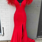 Robe de soirée longue rouge à plumes avec décolleté en V et épaules dénudées nv971