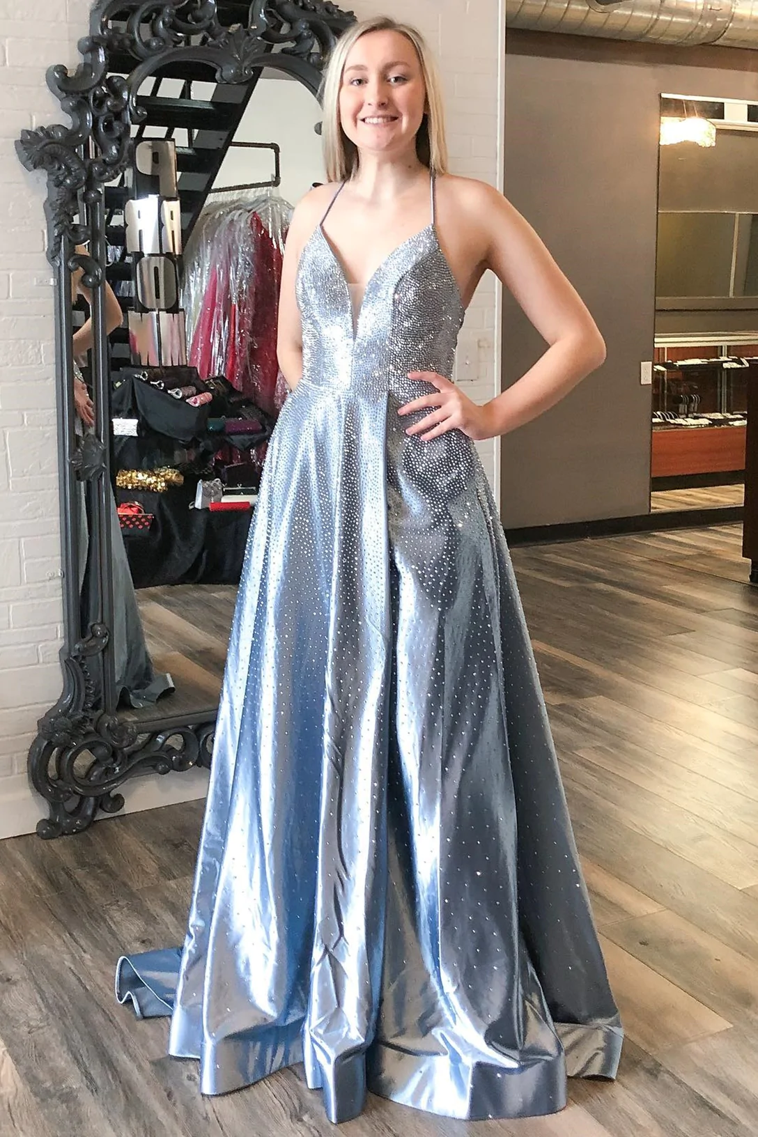 Langes Abendkleid aus Satin in A-Linie mit Perlenbesatz in Silber nv274