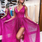 Perlenbesetztes Ballkleid aus fuchsiafarbenem, plissiertem Tüll mit V-Ausschnitt und Seitenschlitz nv947