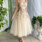 Champagnerfarbenes, wadenlanges Abendkleid aus Tüll mit Blumen, Champagnerfarbenes Ballkleid nv525