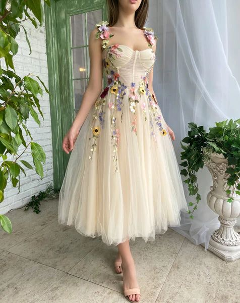Champagnerfarbenes, wadenlanges Abendkleid aus Tüll mit Blumen, Champagnerfarbenes Ballkleid nv525