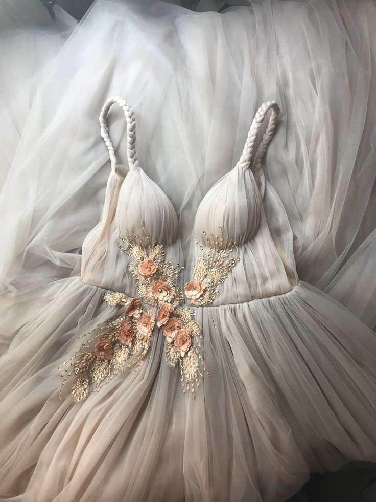 Weißes V-Ausschnitt Spaghettiträger exquisite Blumenapplikationen A-Linie langes Tüll Ballkleid Abendkleid Hochzeitskleid nv531