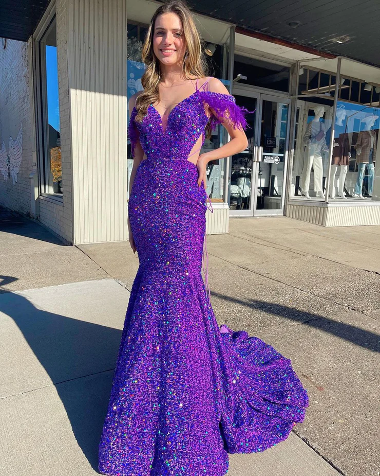 Charmantes langes Meerjungfrau-Ballkleid mit lila Pailletten und Federn nv466
