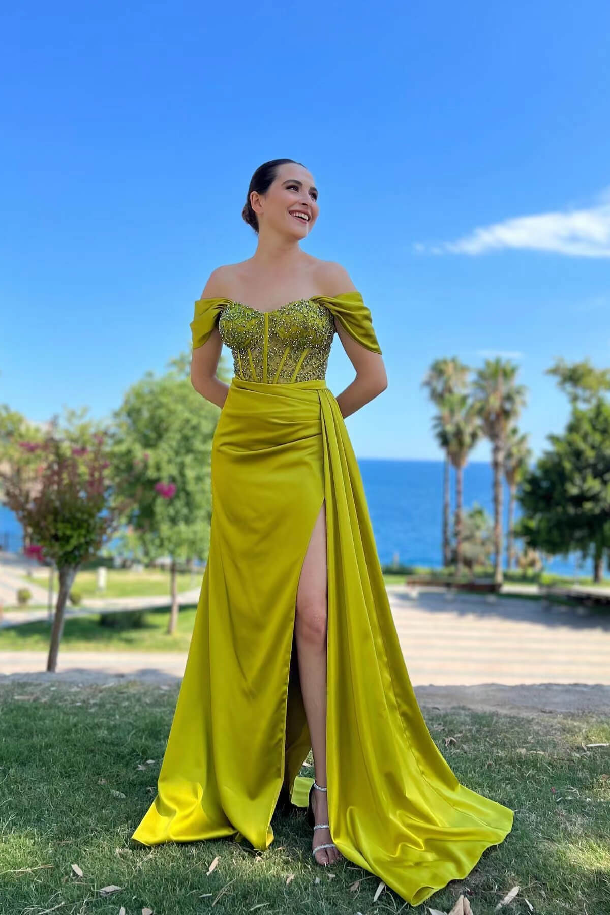 Robe de bal vert olive à épaules dénudées avec fente et perles nv509