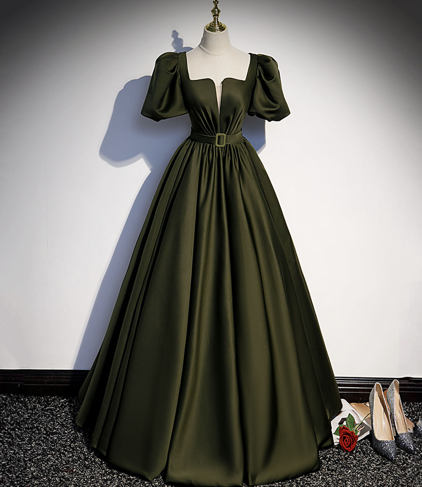 LANGES ABENDKLEID AUS GRÜNEM SATIN, A-LINIE, nv390