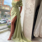 Wunderschönes Ballkleid mit V-Ausschnitt, Plissee, Schlitz und Rüschen in Dusty Sage Portrait nv510