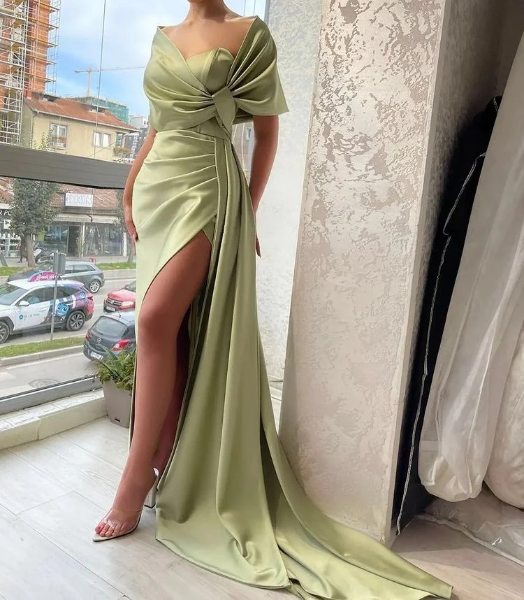 Wunderschönes Ballkleid mit V-Ausschnitt, Plissee, Schlitz und Rüschen in Dusty Sage Portrait nv510