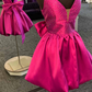 Glitzerndes magentafarbenes A-Linien-Heimkehrkleid mit V-Ausschnitt und Schleife hinten, kurz, nv236