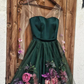 Grünes, langärmliges, kurzes Spitzen-Fanshion-Kleid, appliziertes, durchsichtiges Trägerkleid mit Herzausschnitt und Blumenmuster aus Satin, NV537