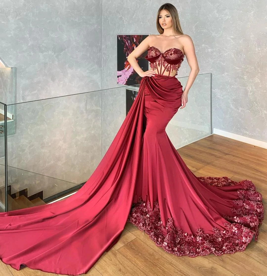 Bezauberndes ärmelloses Meerjungfrau-Ballkleid mit Blumenapplikationen nv355