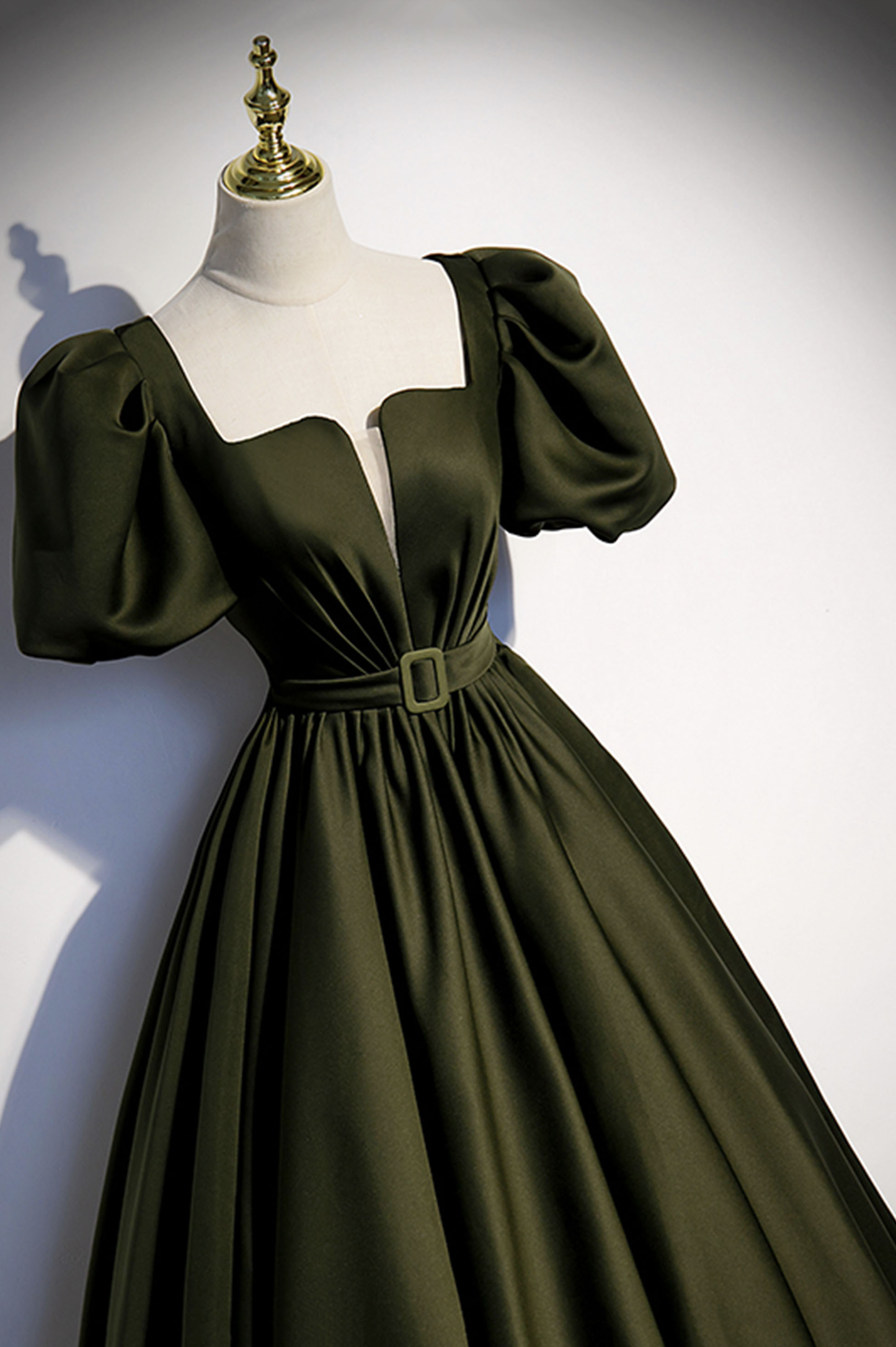 LANGES ABENDKLEID AUS GRÜNEM SATIN, A-LINIE, nv390