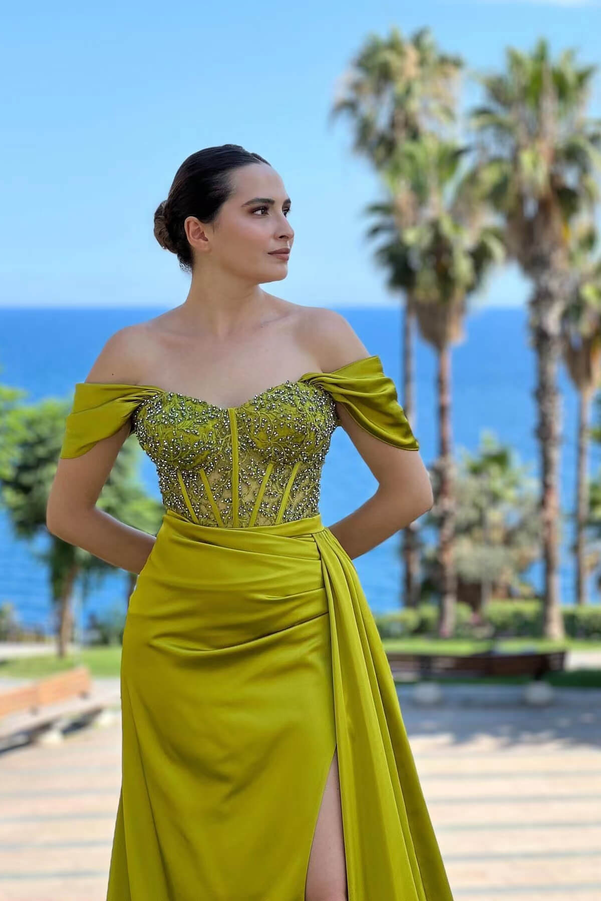 Robe de bal vert olive à épaules dénudées avec fente et perles nv509