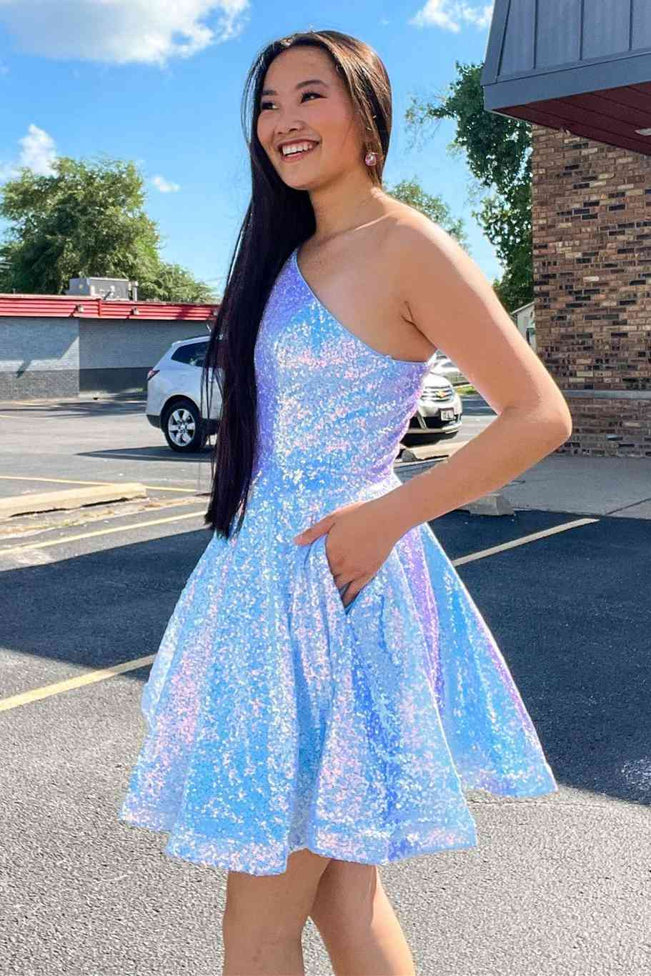 Süßes kurzes A-Linien-Homecoming-Kleid mit One-Shoulder-Träger und Pailletten nv235