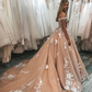 Wunderschönes schulterfreies Ballkleid mit Spitzenapplikationen in Pfirsichfarbe nv287