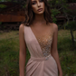 Wunderschönes ärmelloses langes Ballkleid mit Perlen und Schlitz nv136