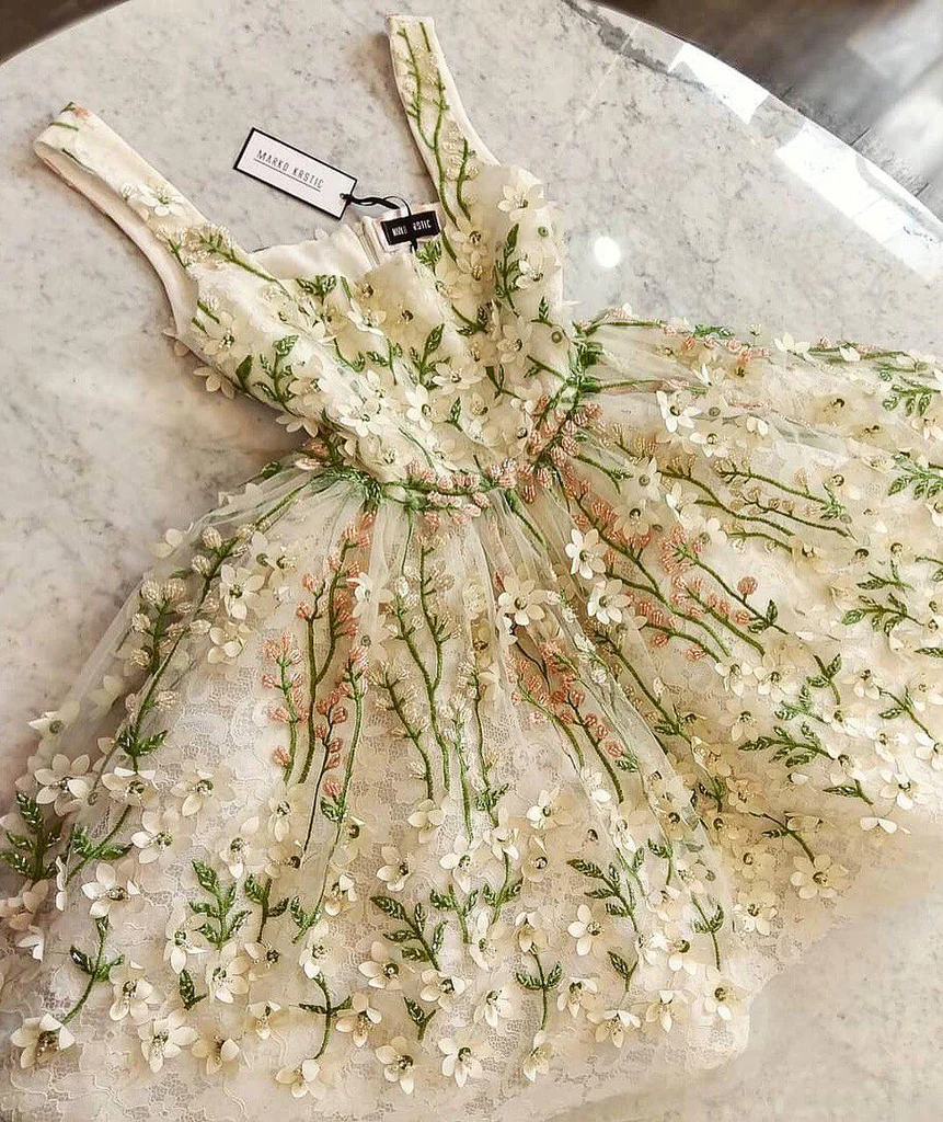 Wunderschöne knielange Ballkleider mit Blumenträgern Homecoming-Kleider nv527