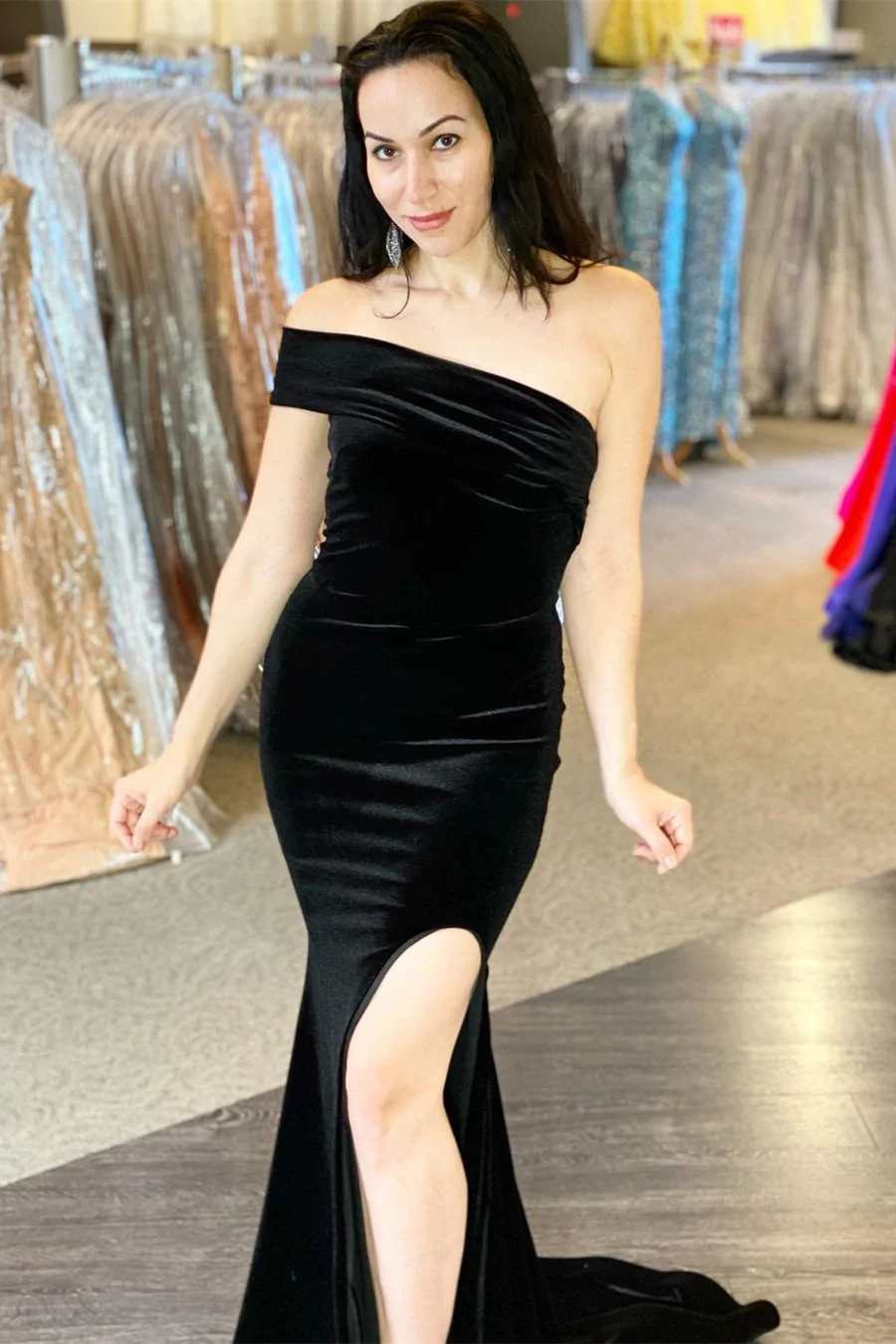 Meerjungfrau-Ballkleid aus schwarzem Samt mit seitlichem Schlitz und einer Schulter, nv346