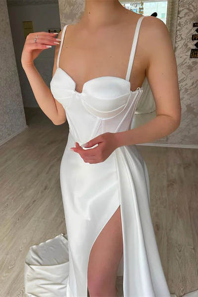 ELEGANTES ELFENBEINFARBENES BALLKLEID IM HERZFORM-METALL-STIL MIT HOHER SCHLITT, nv373