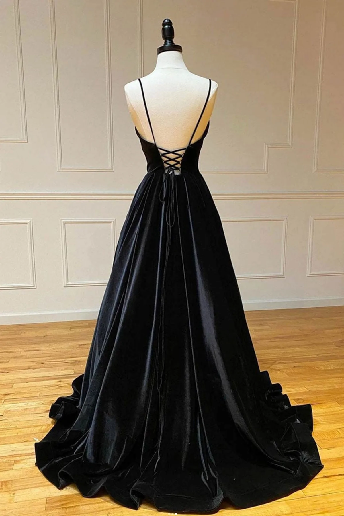 A-Linie, V-Ausschnitt, rückenfrei, langes schwarzes Samt-Ballkleid, schwarze Abendkleider mit V-Ausschnitt, schwarze Abendkleider aus Samt nv424