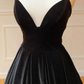 A-Linie, V-Ausschnitt, rückenfrei, langes schwarzes Samt-Ballkleid, schwarze Abendkleider mit V-Ausschnitt, schwarze Abendkleider aus Samt nv424