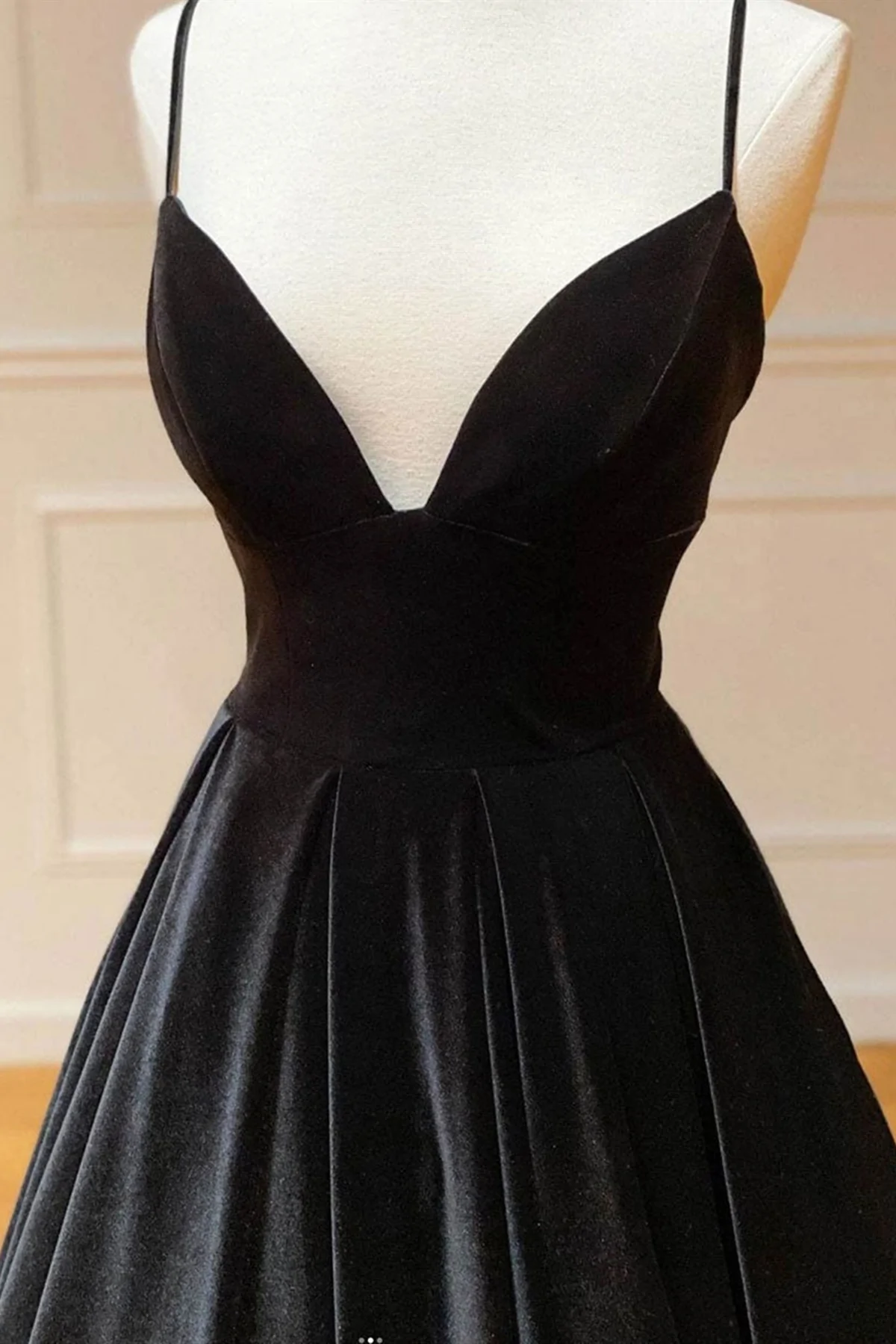 A-Linie, V-Ausschnitt, rückenfrei, langes schwarzes Samt-Ballkleid, schwarze Abendkleider mit V-Ausschnitt, schwarze Abendkleider aus Samt nv424