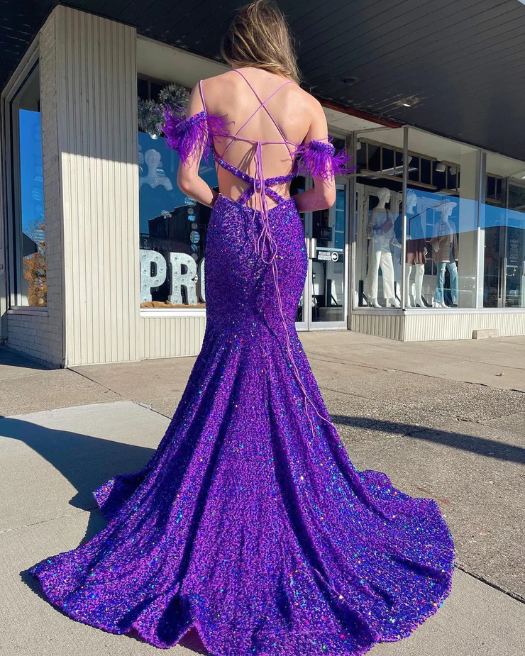 Charmantes langes Meerjungfrau-Ballkleid mit lila Pailletten und Federn nv466