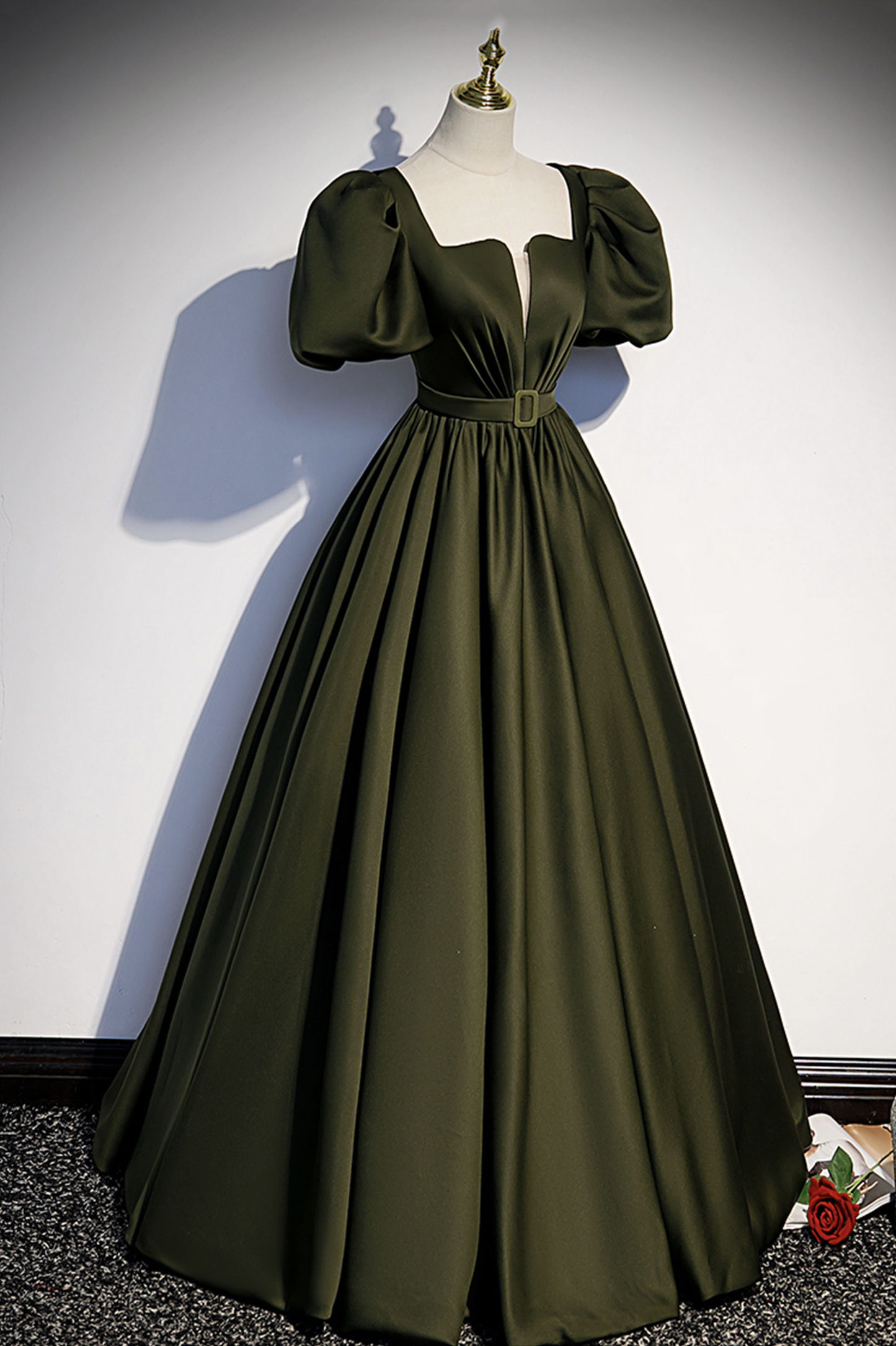 LANGES ABENDKLEID AUS GRÜNEM SATIN, A-LINIE, nv390