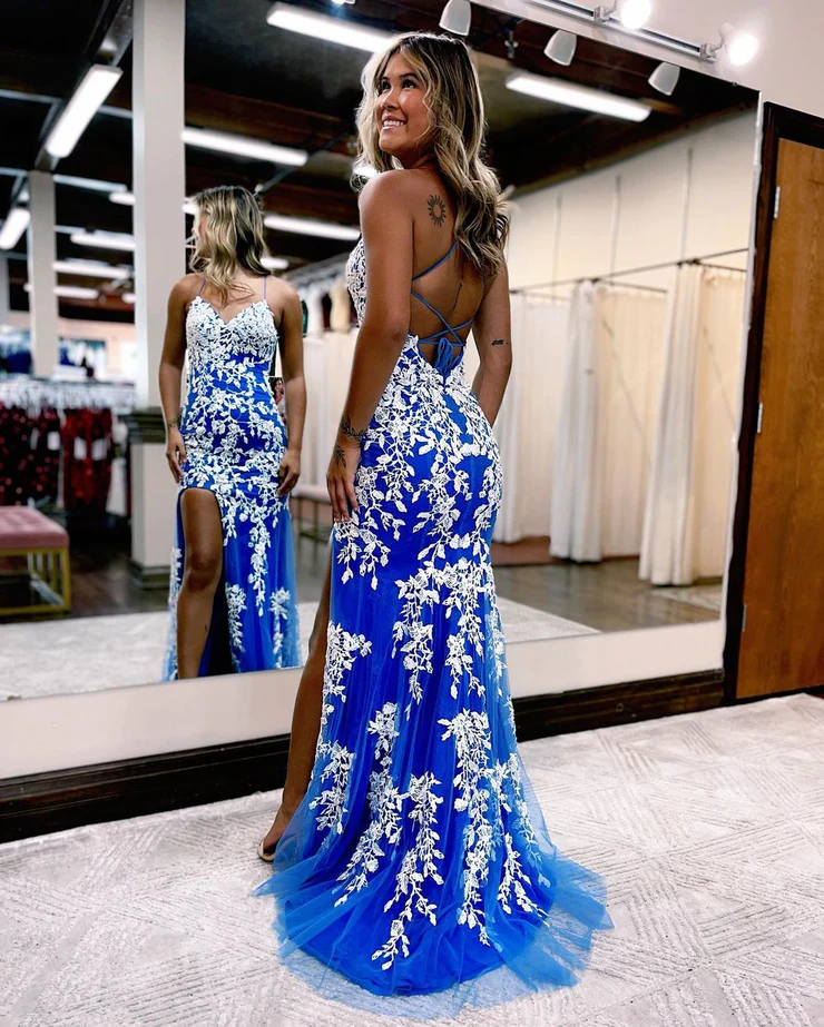 Süßes Meerjungfrau-Ballkleid mit V-Ausschnitt, blauem Tüll und weißer Spitze, lang, mit Schlitz, nv339