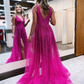 Perlenbesetztes Ballkleid aus fuchsiafarbenem, plissiertem Tüll mit V-Ausschnitt und Seitenschlitz nv947
