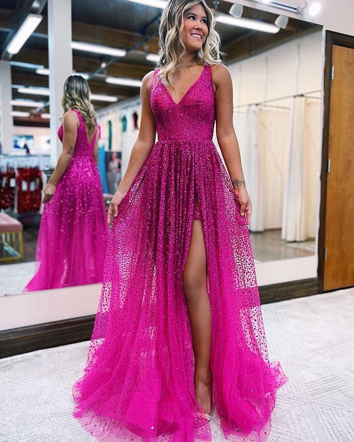 Perlenbesetztes Ballkleid aus fuchsiafarbenem, plissiertem Tüll mit V-Ausschnitt und Seitenschlitz nv565