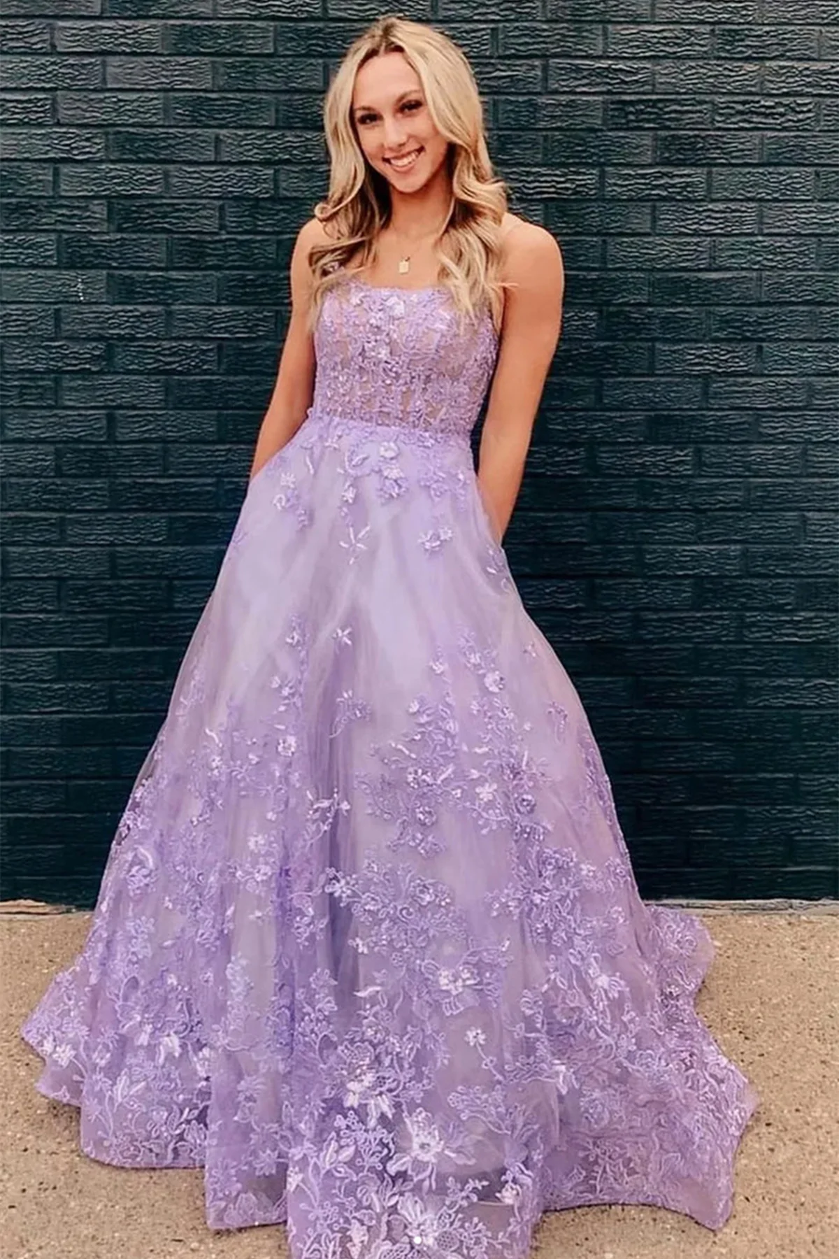 Robe de soirée longue en dentelle violette à dos ouvert, robe de soirée formelle en dentelle violette nv563
