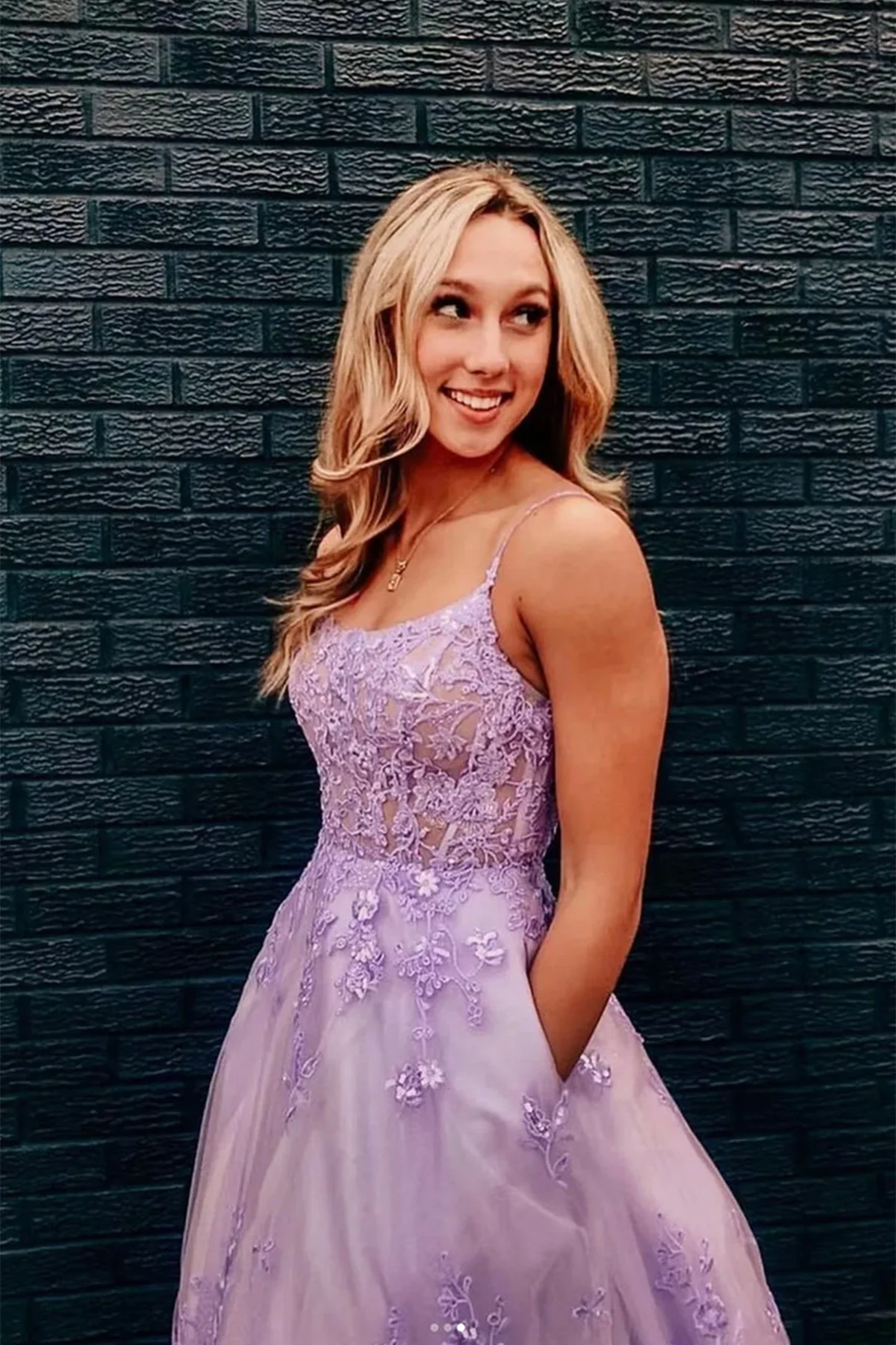 Robe de soirée longue en dentelle violette à dos ouvert, robe de soirée formelle en dentelle violette nv563