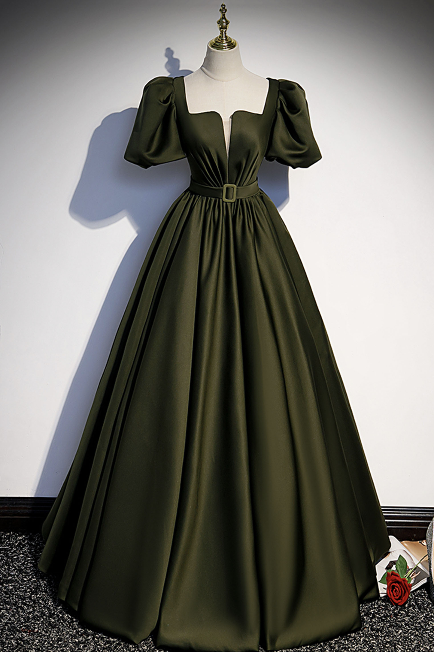 LANGES ABENDKLEID AUS GRÜNEM SATIN, A-LINIE, nv390